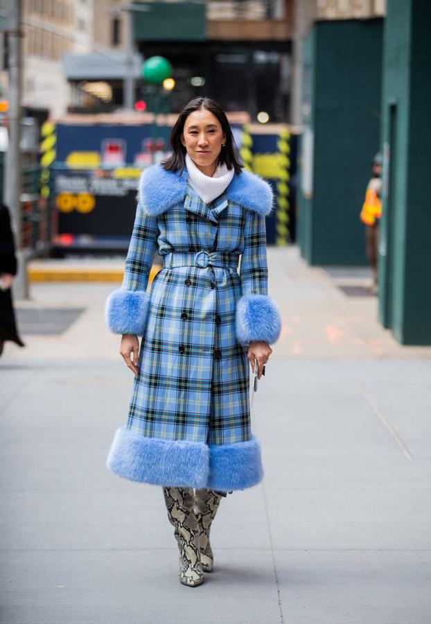 Eva Chen lo combina y con mucho acierto con un par de botas de piel de efecto serpiente.