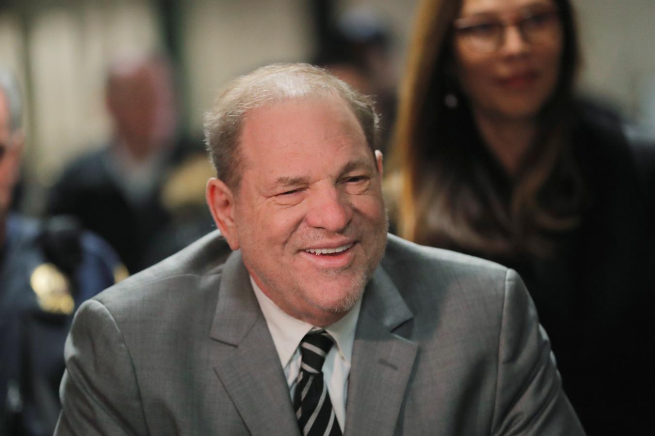 El que fue uno de los produtores de cine más poderosos de la industria ahora se encuentra en la cárcel condenado a 23 años de cárcel por dos casos de abuso sexual, pero le quedan muchos más juicios a los que sobrevivir: en octubre de 2020 se presentaron otros seis demandas de agresión sexual en Los nageles que se unen a otras cinco que tenía pendientes. Si le declaran culpable de todo es posible que le condenen a 140 años de cárcel. Su caso y la indignación que provocó su comportamiento con las mujeres que estaban por debajo de su escalafón en la industria del cine fue el germen del movimiento #MeToo. No era para menos, lo que todo el mundo sabía se hizo público hasta llegar a destapar una trama de violación, acoso sexual e incluso extorsión a decenas de mujeres incluidas Rose McGowan, Ashley Judd y Lupita Nyong'o.