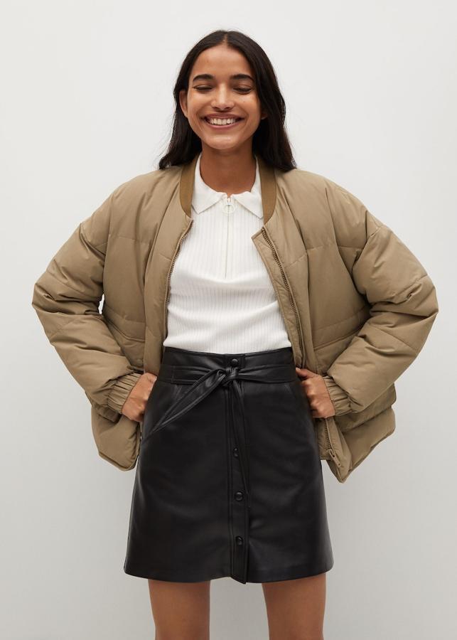 Mini falda con efecto piel y cinturón de color negro de la nueva colección de Mango (25,99 euros)