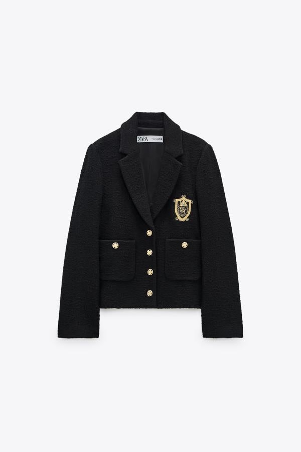 Americana con escudo de estilo colegial de la nueva colección de Zara (69,99 euros)