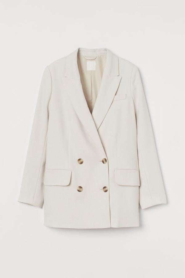 Americana con doble botonadura en color crudo de la nueva colección de H&M (29,99 euros)