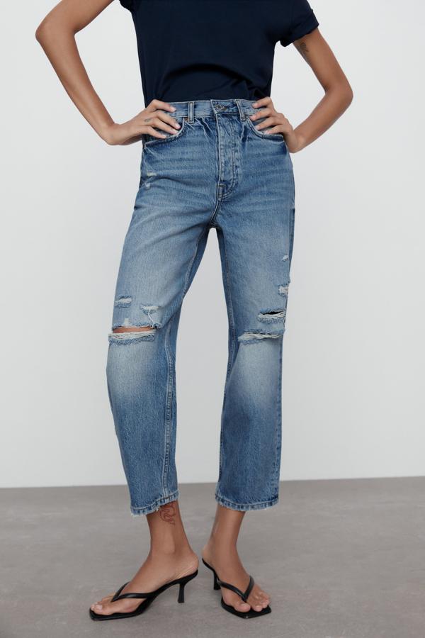 Vaqueros de tiro alto, de corte recto en azul desgastado y con rotos de la nueva colección de Zara (29,99 euros)