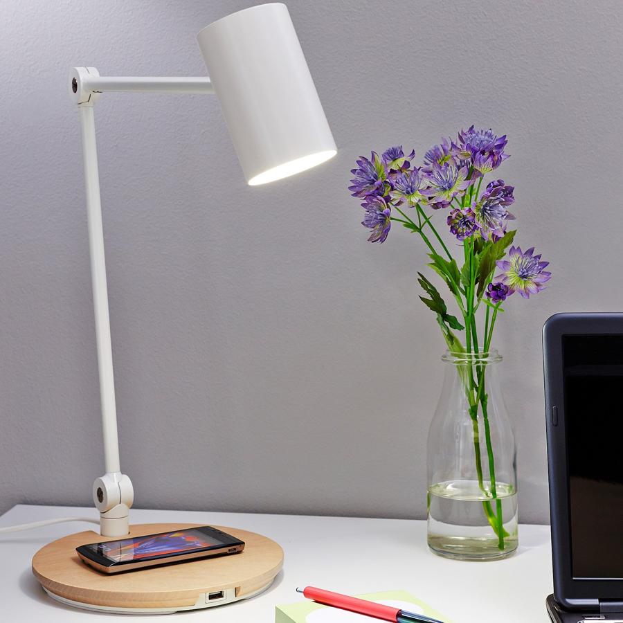 En color blanco, esta lámpara flexo con base que hace función de cargador tiene un precio rebajado de 59 euros.