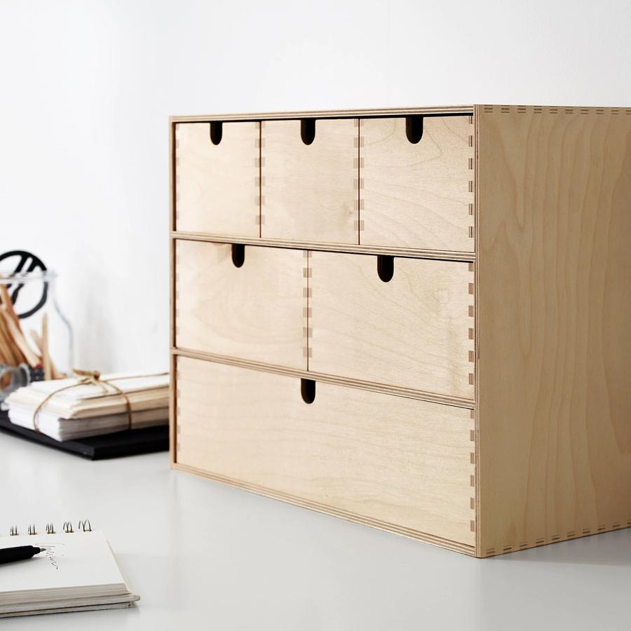 En contrachapado de abedul, esta mini cómoda con cajones es perfecta para tener tu escritorio organizado. Con medidas de 42x18x32 centímetros, tiene un precio de 20 euros.