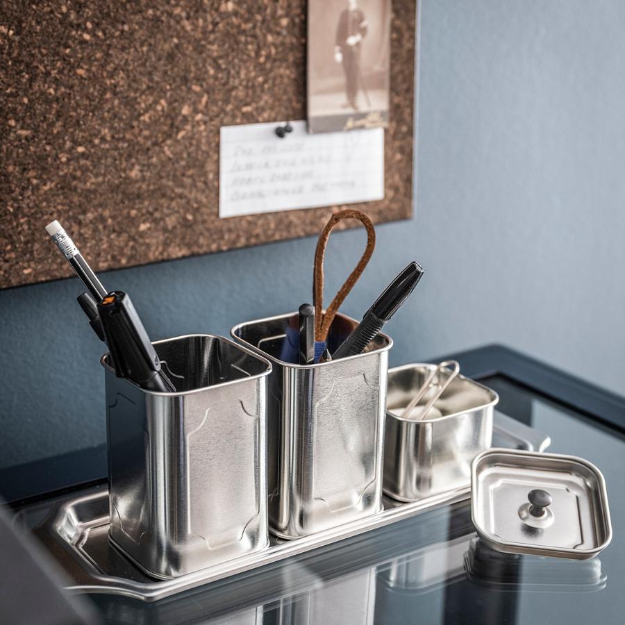 Este organizador de escritorio metálico formado por bandeja y botes tiene un precio de 5 euros.