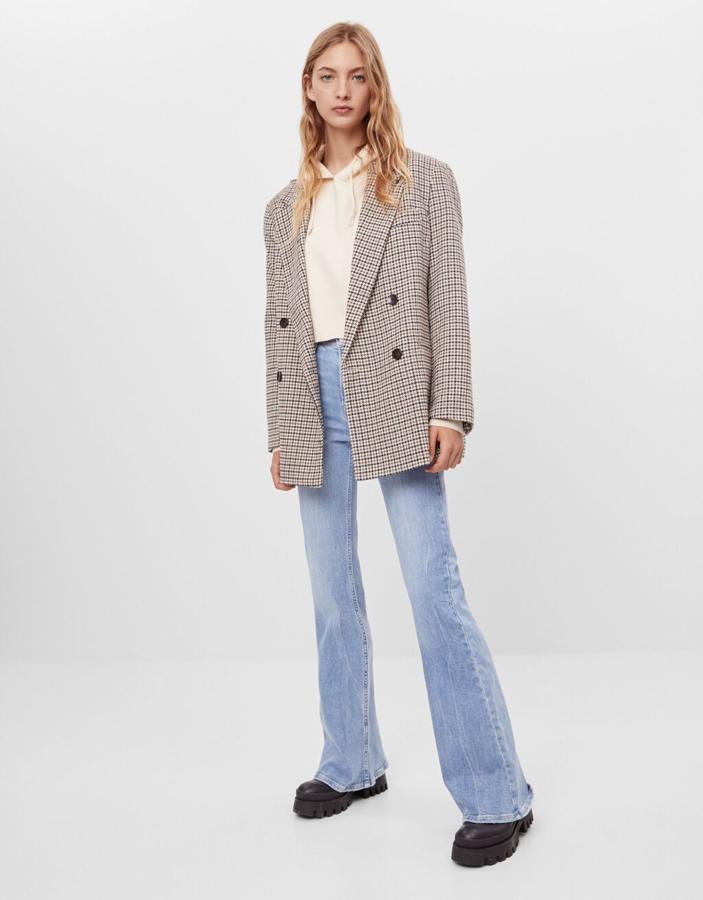 Vaqueros flare de talle alto (25,99 €), de Bershka.