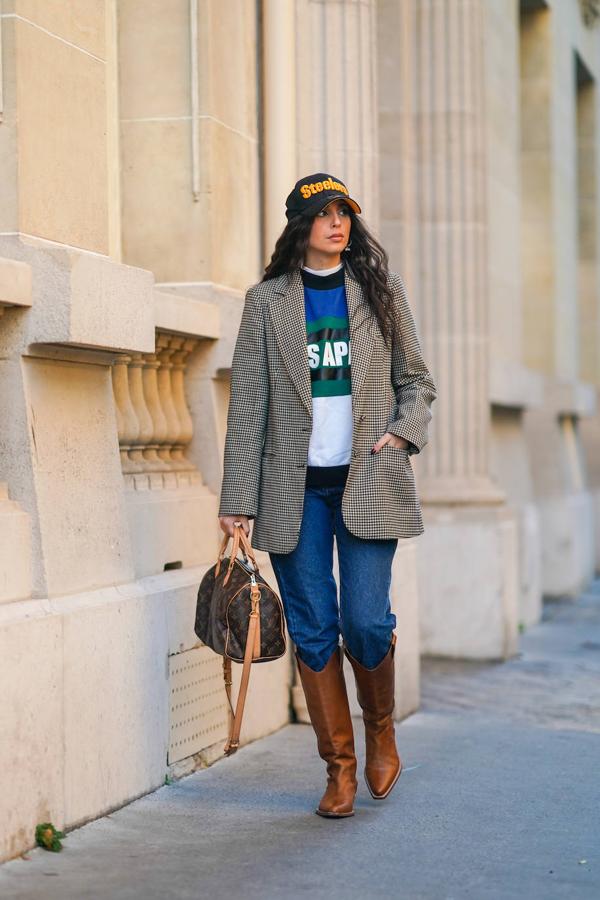 El giro sport para esta prenda se logra recurriendo a un par de vaqueros (por dentro de las botas camperas de caña alta), una sudadera multicolor y una gorra.