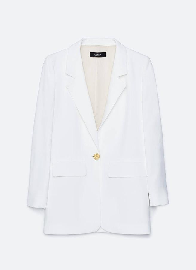 Americana de algodón con botón dorado, de Uterqüe (159 €).