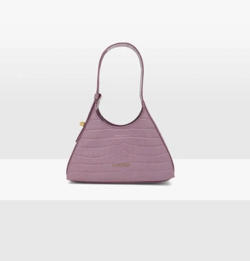 Bolso triangular con asa corta en color malva, de Coccinelle (270 euros).