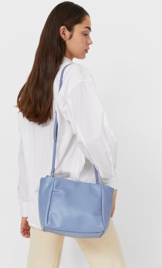 Bolso tipo saco azul, de Stradivarius (15,99 euros).