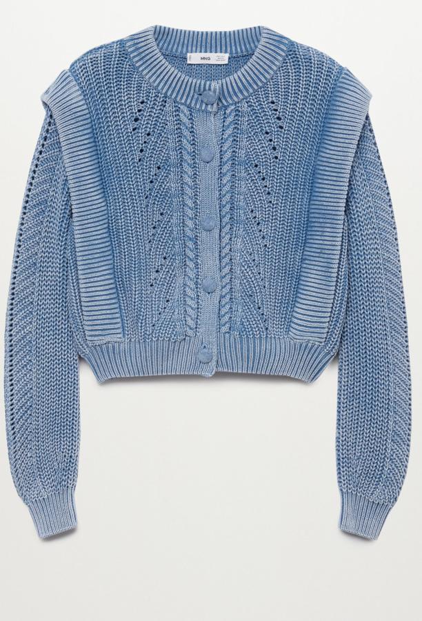 En color azul porcelana, este cárdigan de punto, confeccionado en 100% algodón cuenta con detalle de relieve en la parte delantera y cierre de botones. Tiene un precio de 39,99 euros.