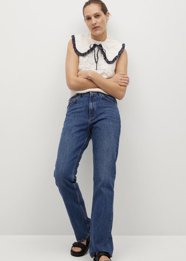 Con cuello babydoll extraíble, este chaleco de punto calado en color beige y cuello redondo cuenta con terminaciones de canalé y tiene un precio de 29,99 euros.