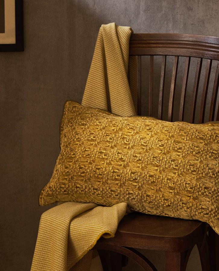 En color amarillo y con unas medidas de 30x50 centímetros, esta funda de cojín de chenilla ha llegado a las rebajas con un precio de 9,99 euros.