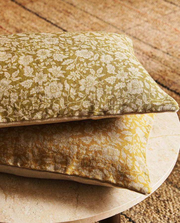 Disponible en varios colores, esta funda de cojín de lino con estampado floral y con unas medidas de 30x50 centímetros tiene un precio rebajado de 9,99 euros.