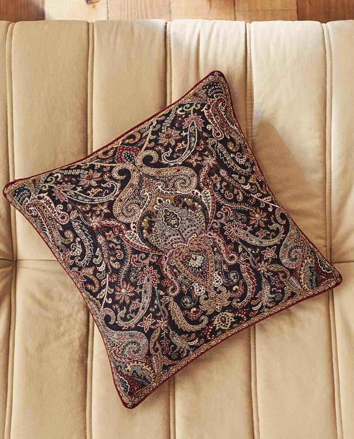 Esta funda de cojín con jacquard de paisley mide 45x45 centímetros y tiene un precio de 9,99 euros.