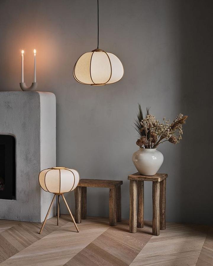 Otro detalle sensacional de H&M Home para añadir calidez a este rincón es el candelabro de cerámica rústica que descansa sobre la chimenea (14.99 euros).