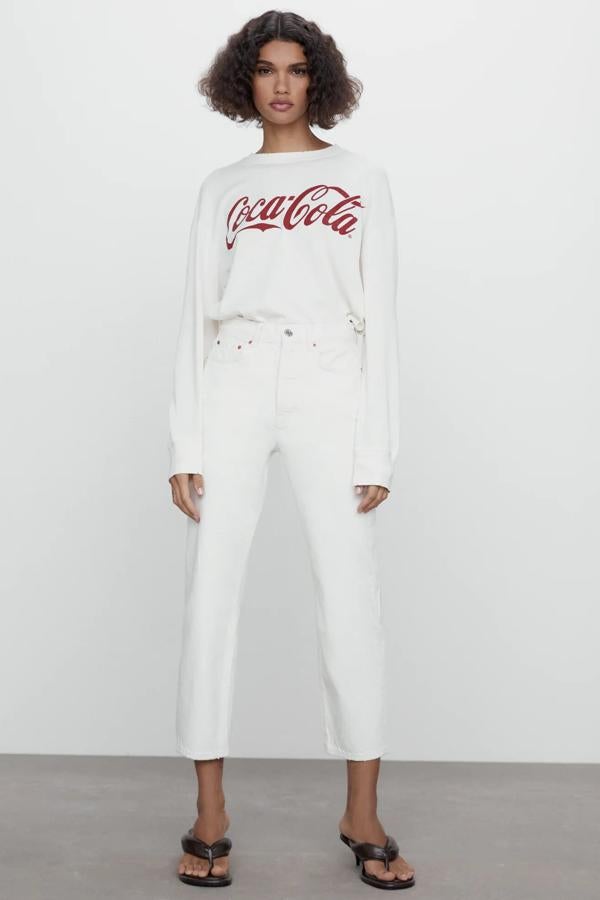 Disponibles en blanco, azul o negro, estos vaqueros de tiro alto cuentan con bajo deshilachado y tienen un precio de 29,95 euros.