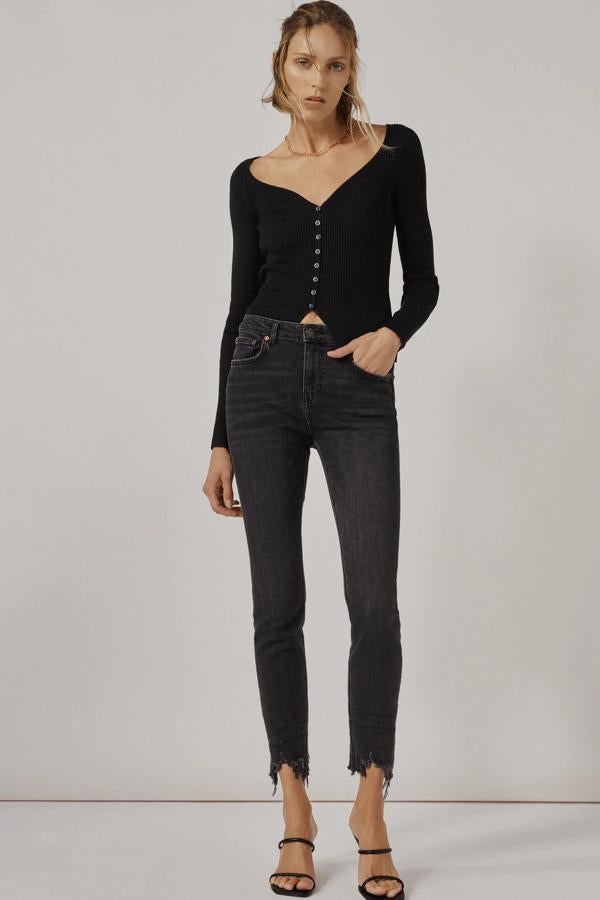 De tiro medio y en color negro, estos jeans ajustados con bajo deshilachado y cinco bolsillos tienen un precio de 29,95 euros.