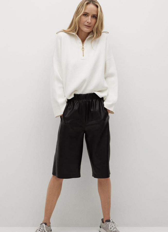 Disponible en negro o crudo, este jersey de punto fino con diseño ancho y cuello alto con cremallera tiene un precio de 39,99 euros.