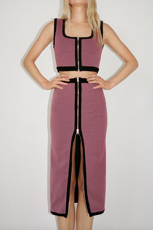 Estampado mini en rojo, blanco y negro para esta falda midi de Zara con detalle de tejido combinado a contraste, y cierre frontal con cremallera metálica. De tiro alto, cuesta 19,95 euros y está disponible en las tallas S, M y L.