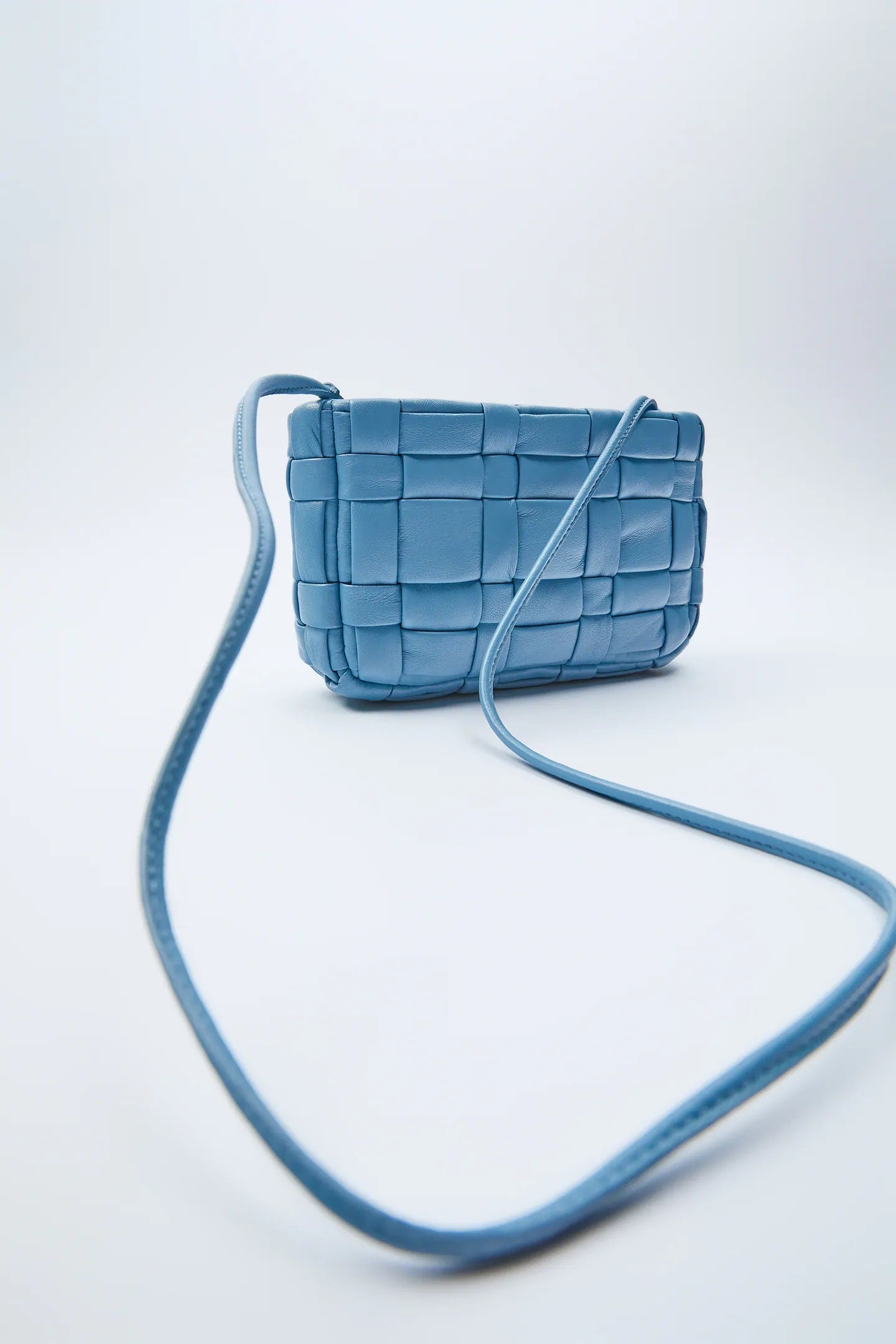 Bandaolera acolchada y trenzada de piel de lo nuevo de Zara. (49,95 euros).