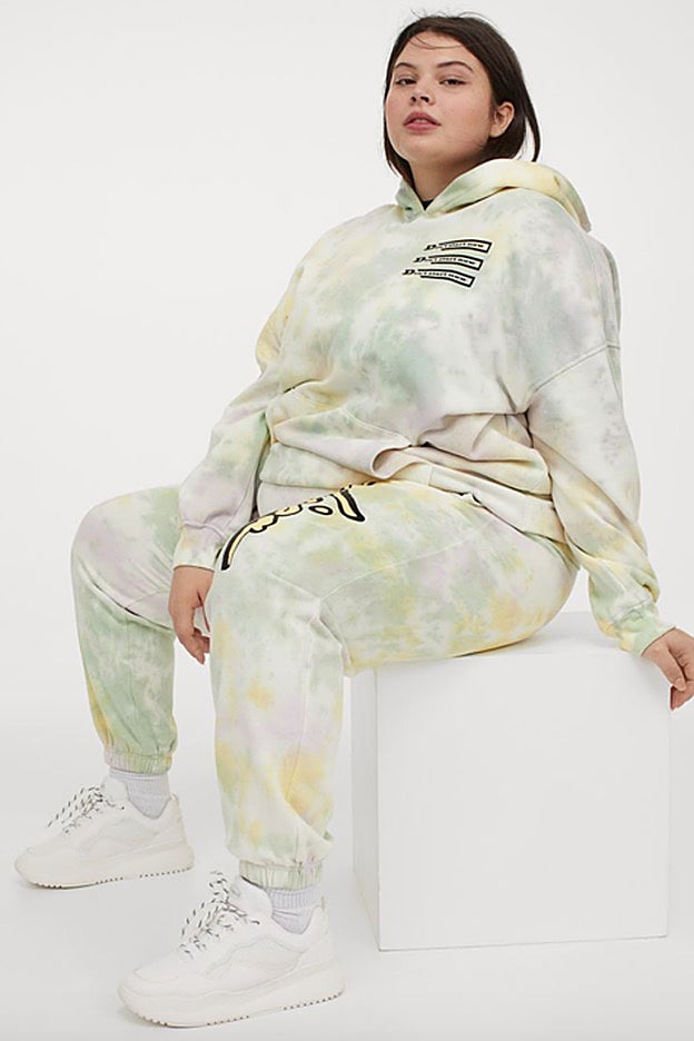 Chándal talla grande del merchandising de Bob Esponja disponible en H&M.