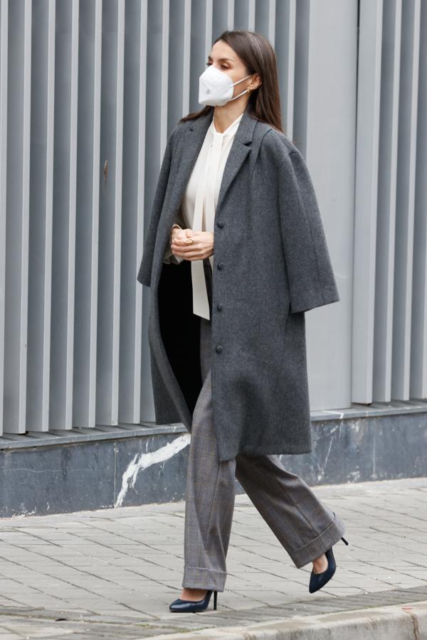 Un básico de fondo de armario que nunca pasa de moda es este abrigo gris de inspiración masculina de Carolina Herrera.
