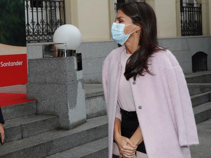 Fotos: De estilo masculino y oversize, largos, cruzados, tipo batín... La Reina Letizia ha puesto de moda sus abrigos favoritos (y su forma de llevarlos con estilazo)