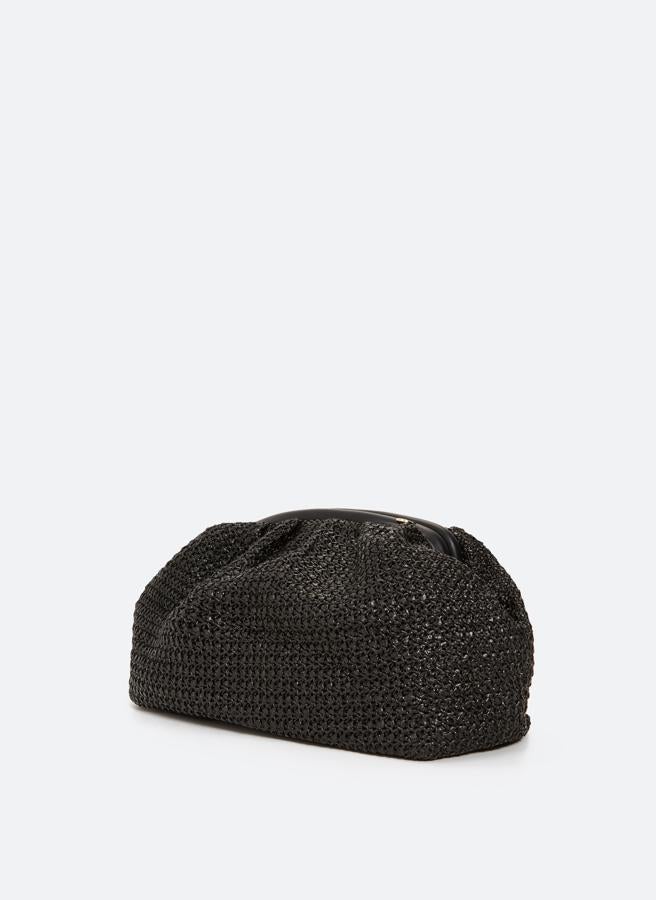 Y en rafia negro, un básico que sirve para cualquier look por 49.90 euros en las rebajas de Uterqüe.