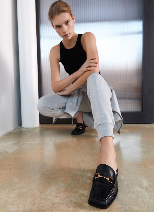 No tenemos claro si nos terminan de convencer con un chándal, pero por los 39.90 euros que quedan rebajados en Uterqüe, podrmos probar el 'total look' con estos mocasines tipo mules.