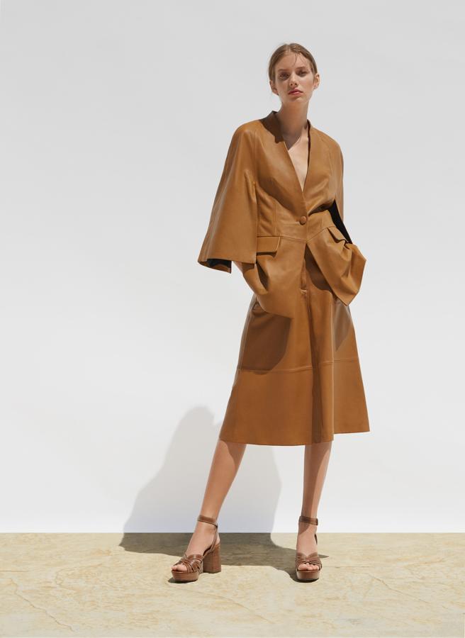 Estas sandalias de piel con tacón cómodo y plataforma serán tus grandes aliadas cuando empiece el buen tiempo. Cuestan 39.90 euros en las rebajas de Uterqüe.