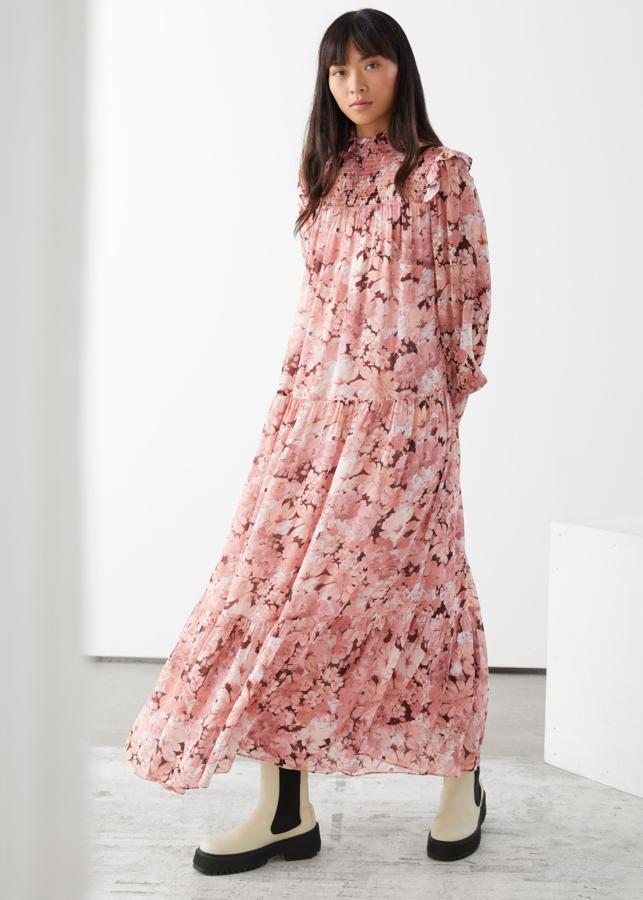Maxivestido estampado de manga larga con cuello alto y detalles fruncidos, de & Other Stories (129 €).
