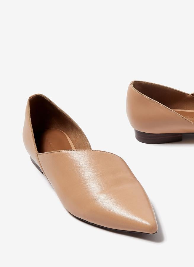 Estas babuchas de piel marrón de Adolfo Domínguez son cómodas y muy favorecedoras por su horma asimétrica y escotada. Precio en las rebajas: 39.90 euros.