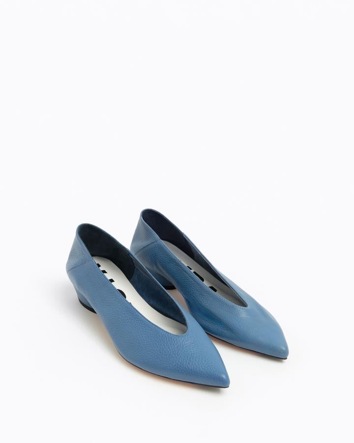 Estos zapatos de piel con horma muy escotada de Bimba y Lola están rebajados a 62 euros.