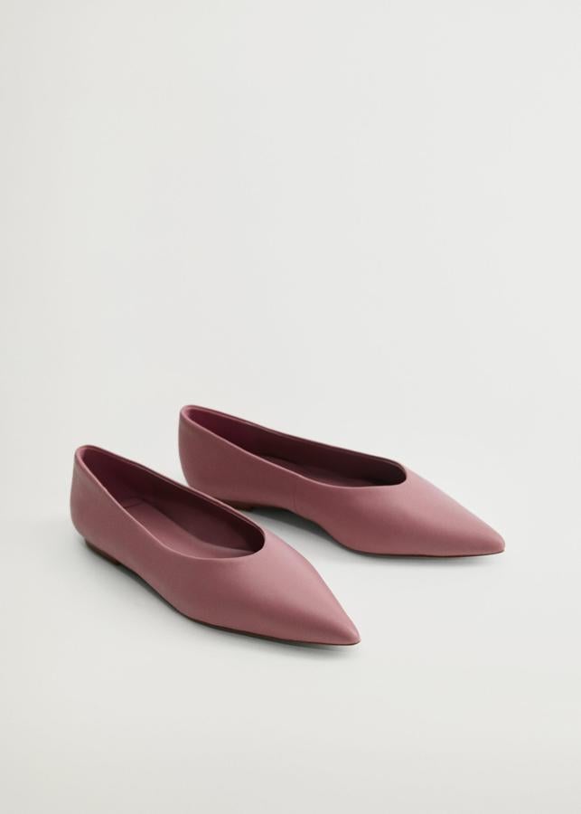 En Mango encontramos estas bailarinas escotadas en rosa empolvado que, además de ser perfectas para tus looks de primavera, harán que tus piernas se vean mucho más estilizadas.