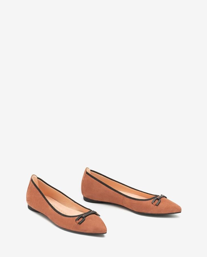 Estas bailarinas planas de Unisa harán que tus piernas se vean más favorecidas por su color, su silueta con puntera y su horma escotada. Cuestan 49.90 euros.