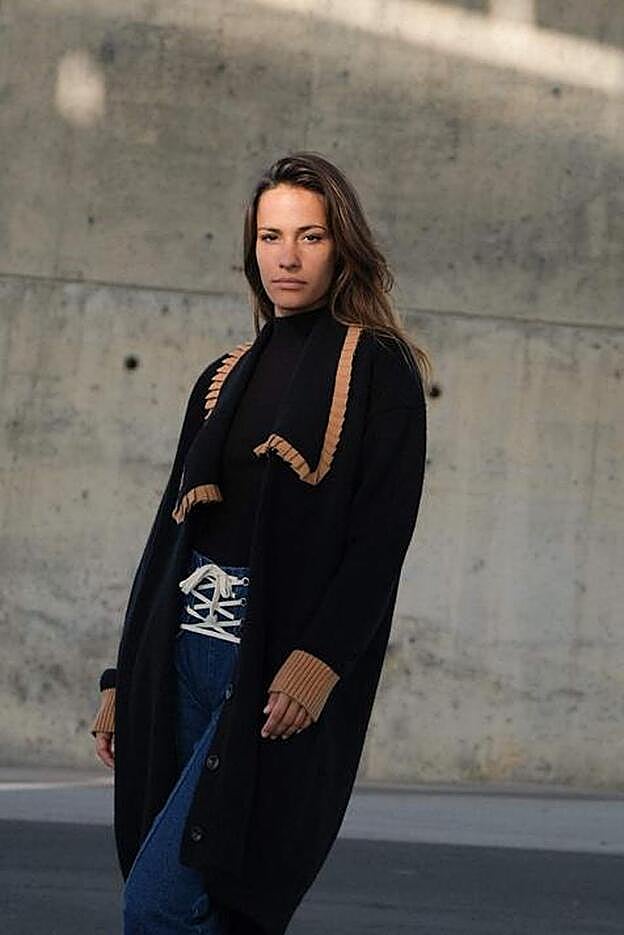 Cárdigan oversize de punto suave con volantes camel en contraste. Rebajado de 79 a 47 euros.