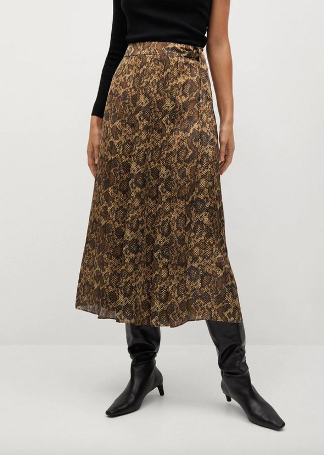 En tejido fluido, con diseño acampanado plisado midi, esta falda de Mango en estampado de serpiente marrón con cinturón ajustable a tono está rebajada y de 39,99 euros ha pasado a costar 25,99 euros. Está disponible entre las tallas XS y XL.