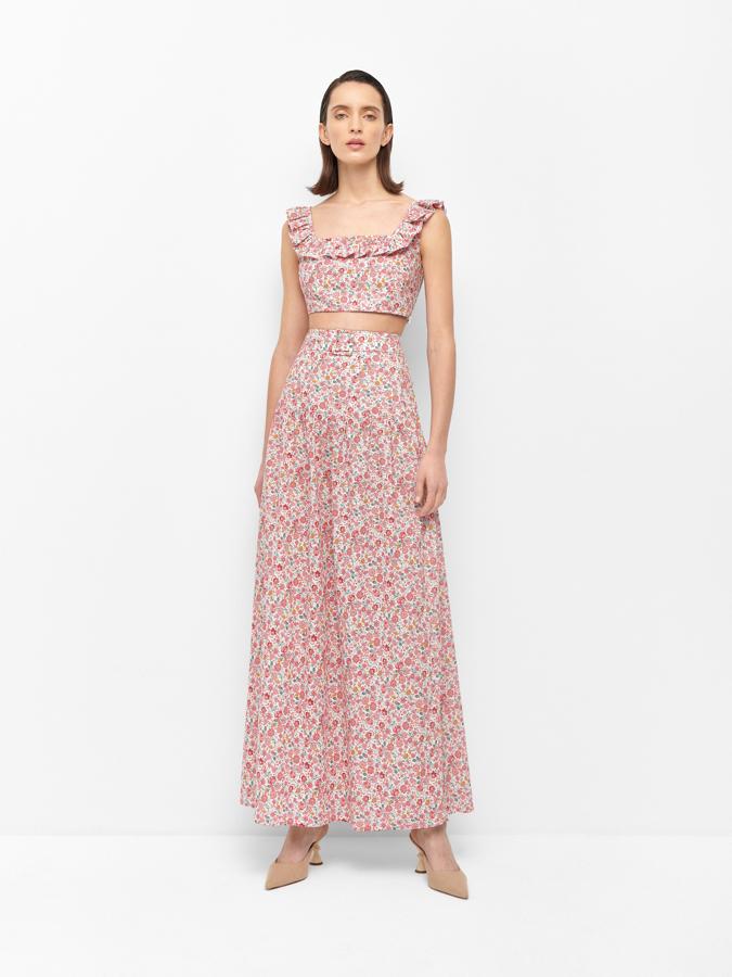 Otro de los diseños que ofrece en dos estampados, es este conjunto de falda tobillera acompañada de un top cropped con volantes en el escote y cinturón a juego.