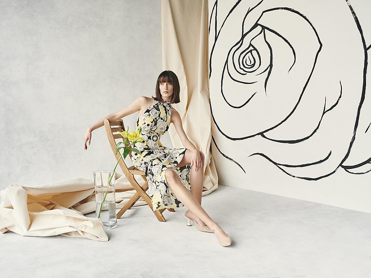 Las telas lisas y los tonos neutros de la anterior colección dan paso a una explosión de colores y estampados.