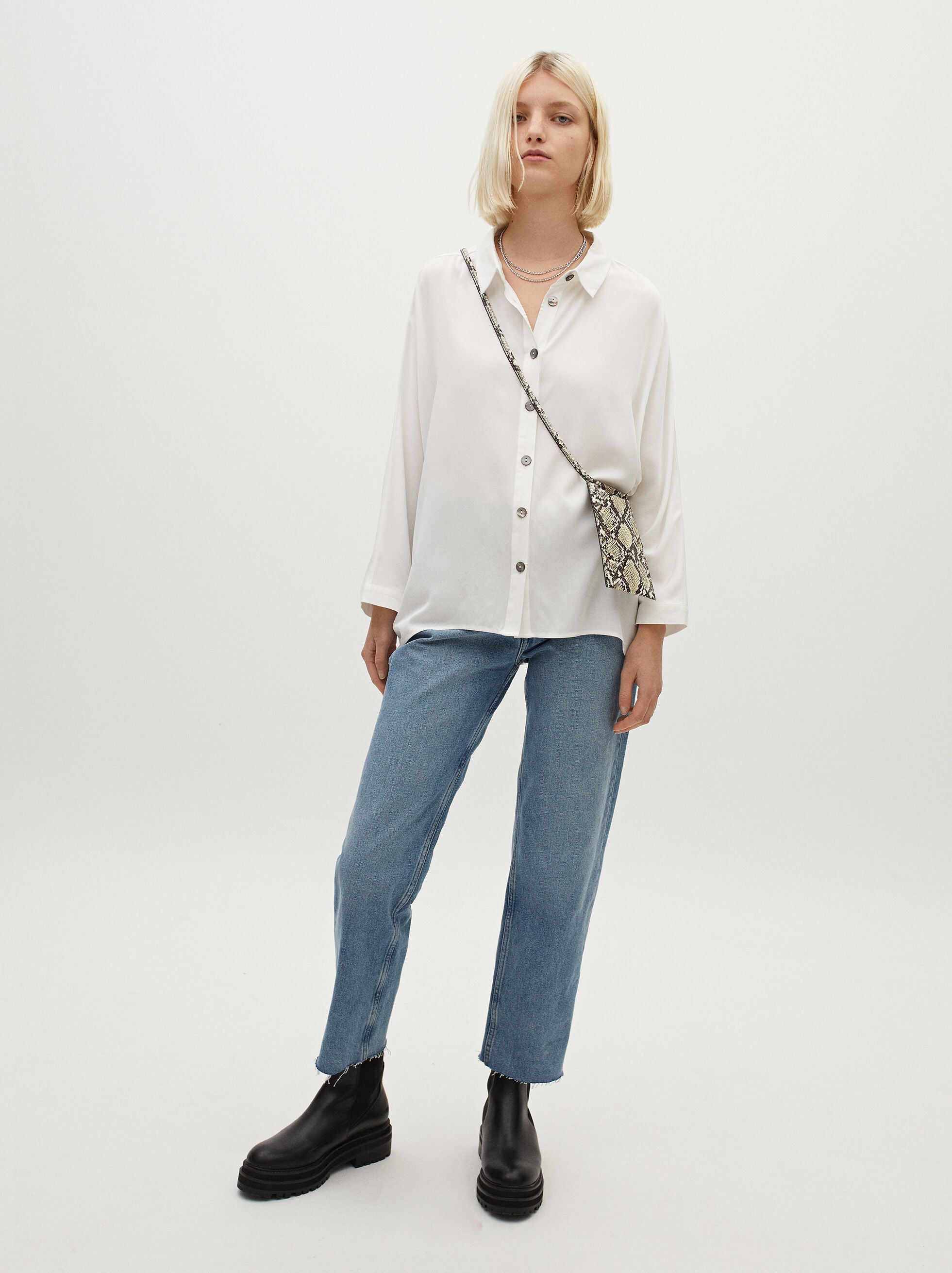 Camisa blanca XXL de Parfois, un básico de fondo de armario al que sacarás partido todos los años con la llegada del buen tiempo. (22,99 euros).