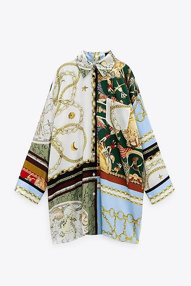 Camisa con un estampado de patchwork y silueta larga de Zara.