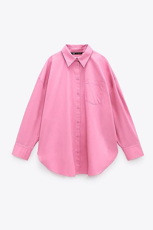 Camisa de estilo masculino de color rosa fuerte y 'fit' oversize.