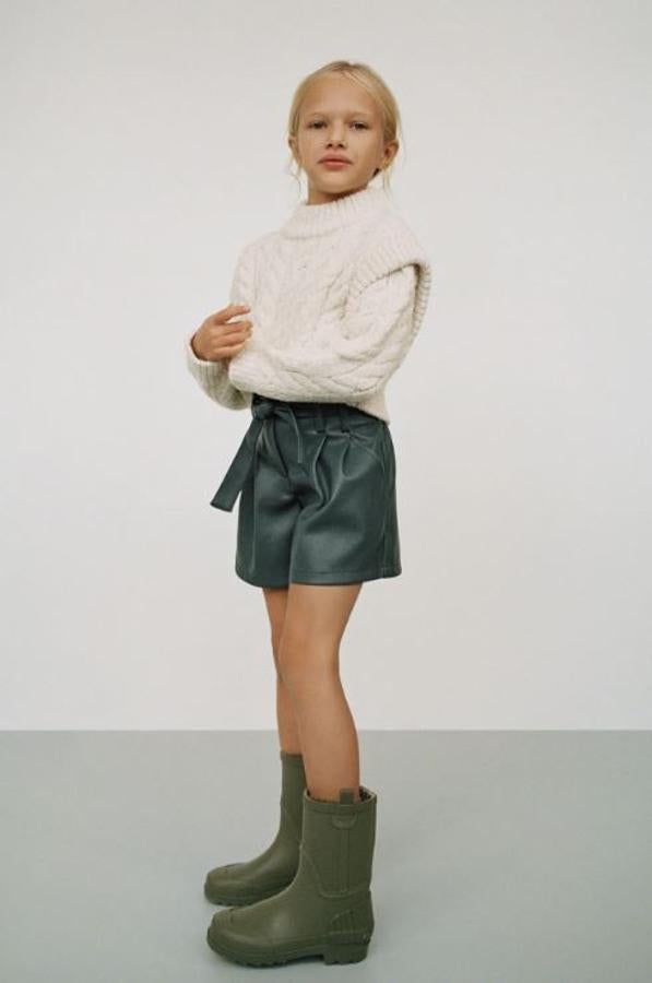 Perfecto para madres e hijas, este jersey de ochos con hombreras cuesta 25.95 euros en Zara Kids.