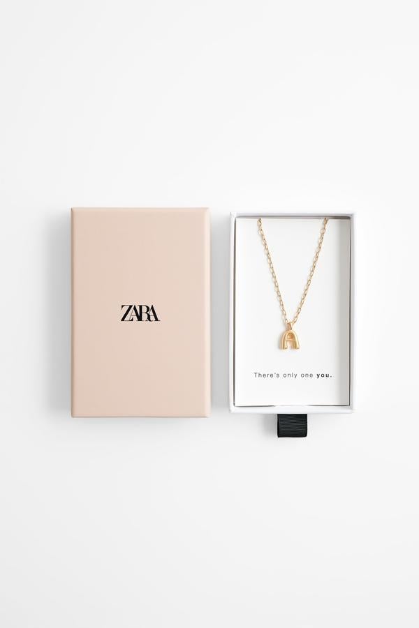 Colgante con inicial realizado en latón y acero de la nueva colección de primavera de Zara (12,95 euros)