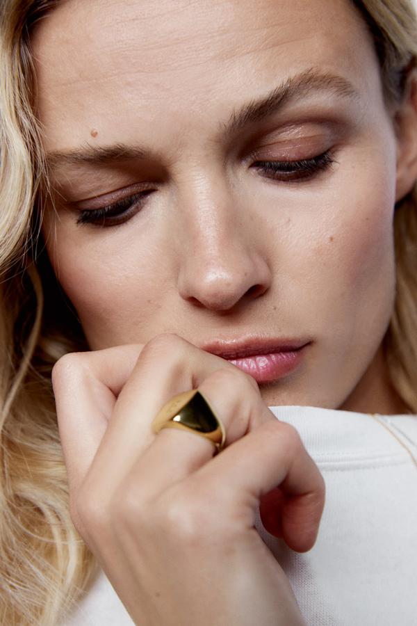 Anillo con inicial en plata de ley chapado en oro de la colección "Sterling silver alphabet collection" de Zara (25,99 euros)