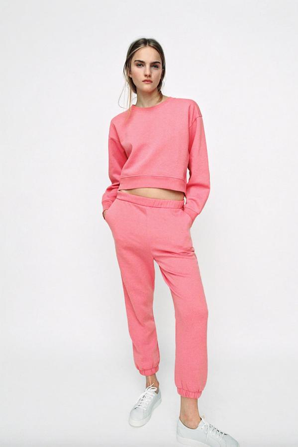 Confeccionado con al menos un 50% de algodón orgánico, este pantalón jogger de Zara en felpa es de tiro alto y viene con cintura elástica, bolsillos laterales y bajo acabado en puño elástico. En rosa pastel, cuesta 15,95 euros y está disponible en las tallas S, M y L.