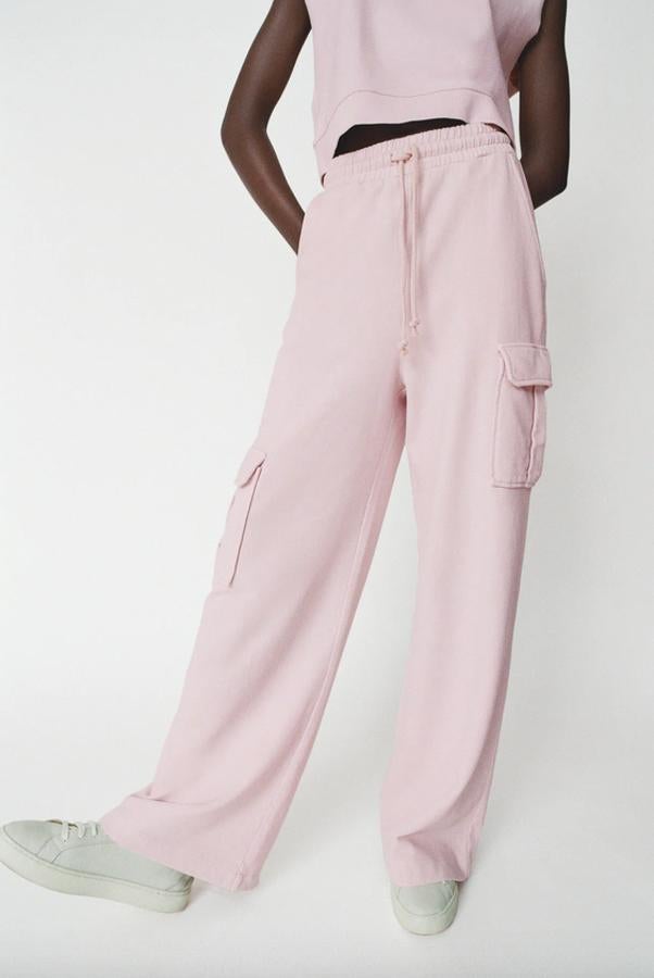 De tiro alto, con cintura elástica ajustable con cordones, este pantalón jogger de Zara viene con bolsillos laterales y bolsillos de plastrón con solapa en las perneras. En rosa claro, cuesta 22,95 euros y está disponible en las tallas S, M y L.