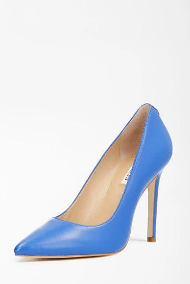 Zapatos de salón azules de piel auténtica de Guess. Precio actual: 135 euros