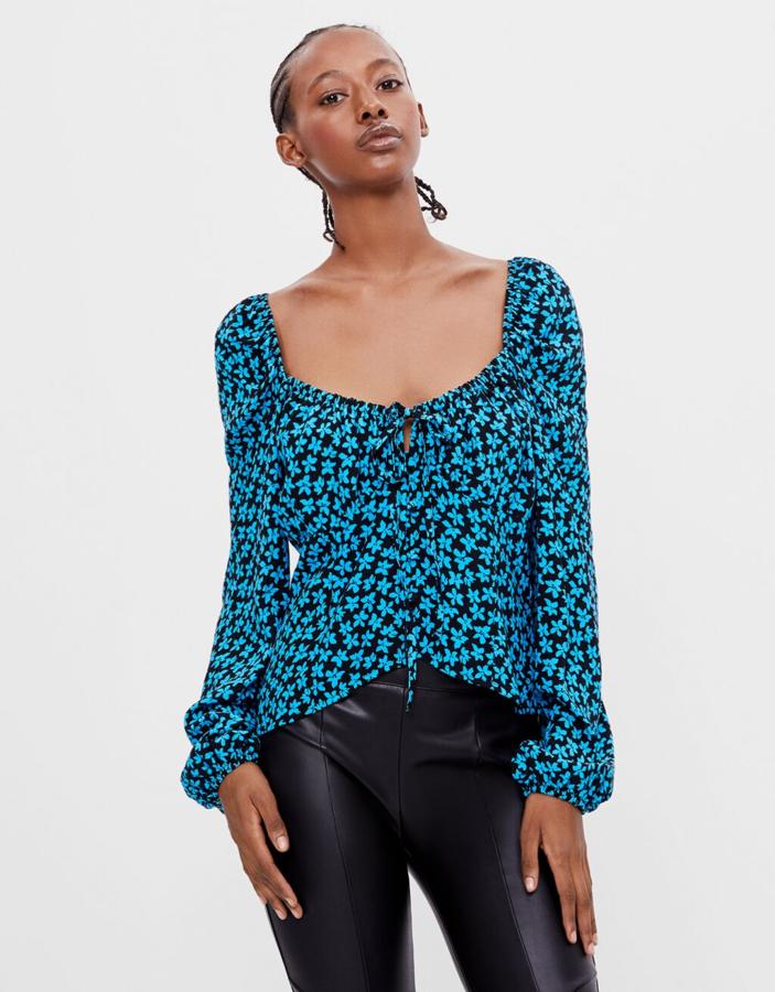 Camisa de manga larga con escote fruncido y lazada en el pecho, de Bershka (3,99 €).